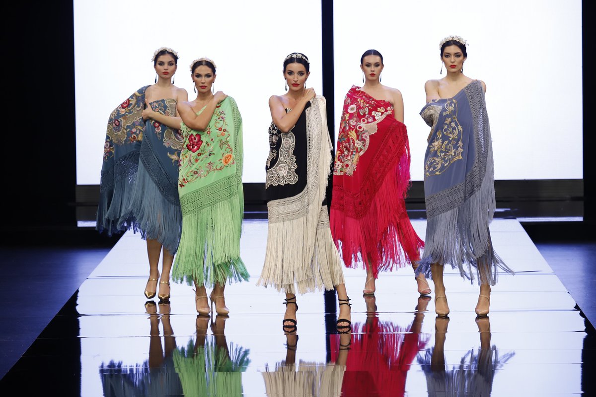 simofsevilla's tweet photo. 👉 Continuamos recordando grandes momentos vividos en la pasarela de @fibesevilla
💃 Os dejamos con imágenes de algunos maravillosos diseños presentados en #SIMOF2020
🔸 Antonio Gutiérrez
🔸 Bordados Manuela Romero
🔸 Miabril
#ApoyaalaModaFlamenca #ModaFlamenca #SiempreSIMOF https://t.co/vbJ9ZEeojK