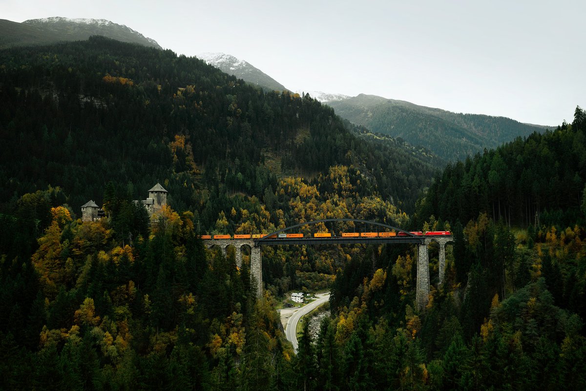 ClemensFoerst's tweet photo. In Frenkendorf loading and unloading services are available. This means we can bring goods from Frenkendorf to Wolfurt, where they join our dense freight transport network that covers all of Europe.
More: https://t.co/4rhVVQJlGw
#ShiftToRailNow
@unsereOEBB #RailCargoGroup https://t.co/hCbbc6CAvu
