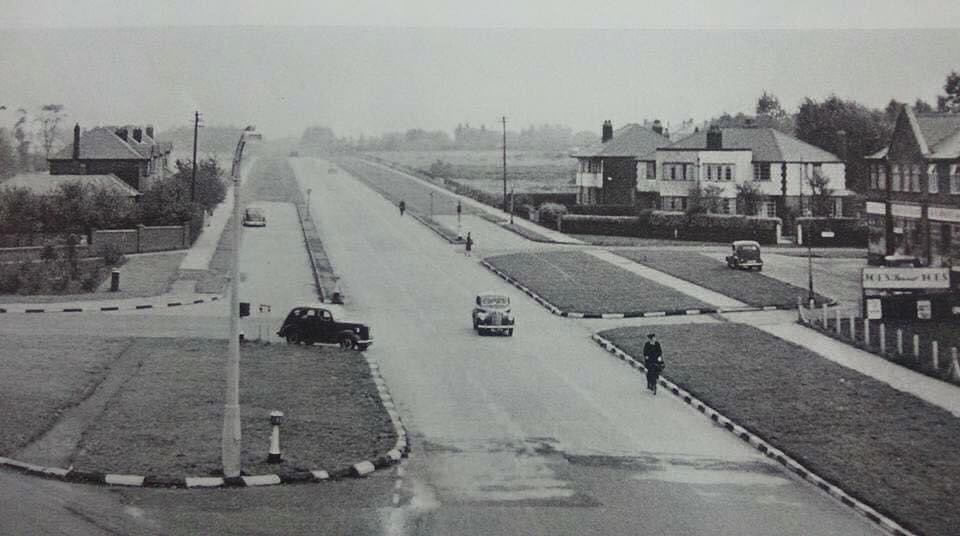 AltrinchamMemo1's tweet photo. MEMORIES: Altrincham Memories

SHAFTBURY AVENUE 1950S
#Timperley #Altrincham
And also that Shaftbury Avenue was a emergency runway in the Second World War https://t.co/JKOcsV3nPS