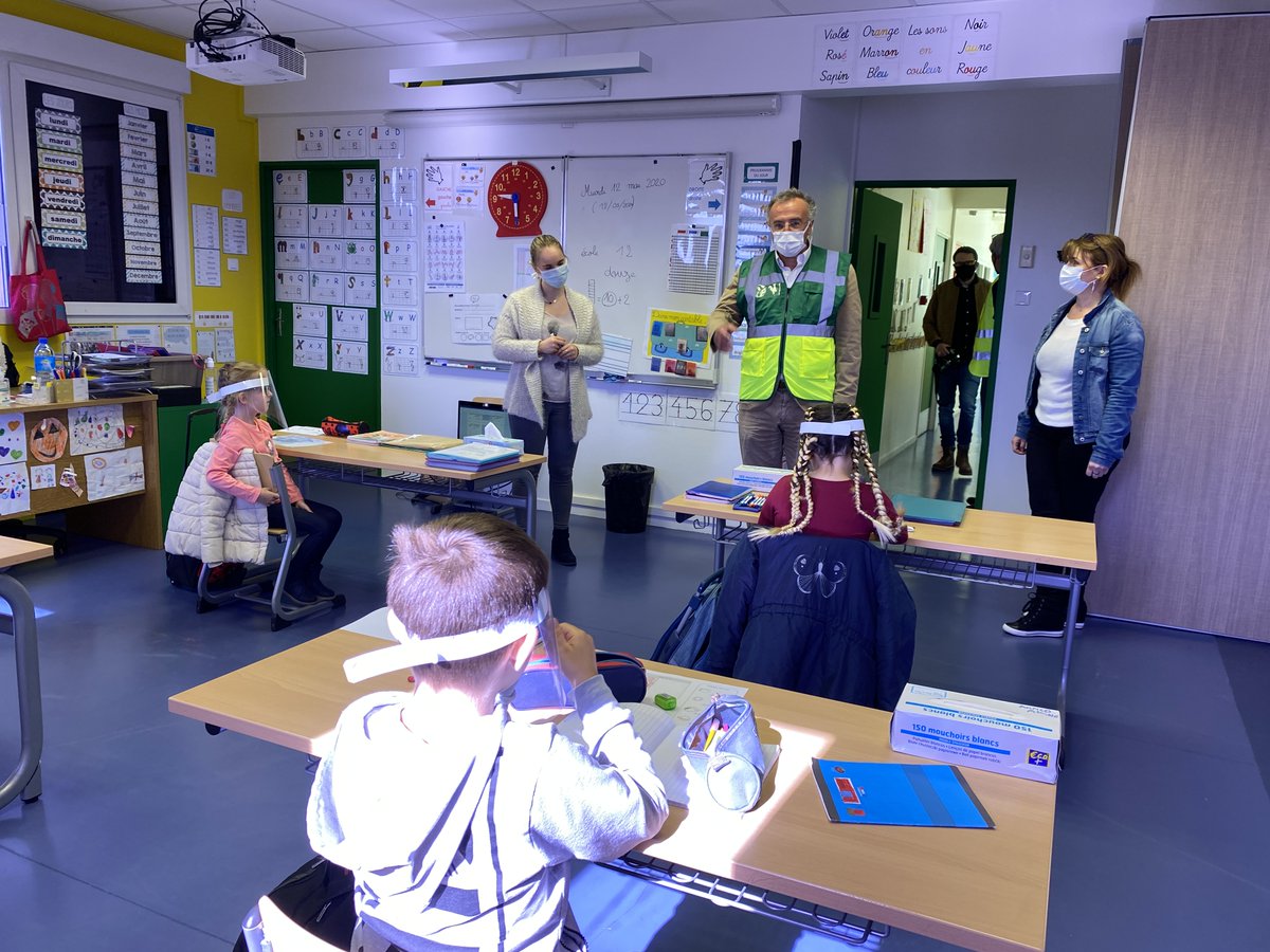 valdereuil_info's tweet photo. Retour à l'école sous haute protection pour 250 écoliers de @valdereuil_info. Visière pour chaque enfant, prise de température, classes réaménagées pour respecter les distances, déjeuner en classe, récréations en décalé... Tout a été mis en œuvre pour garantir leur sécurité ! https://t.co/T214v9hJEi