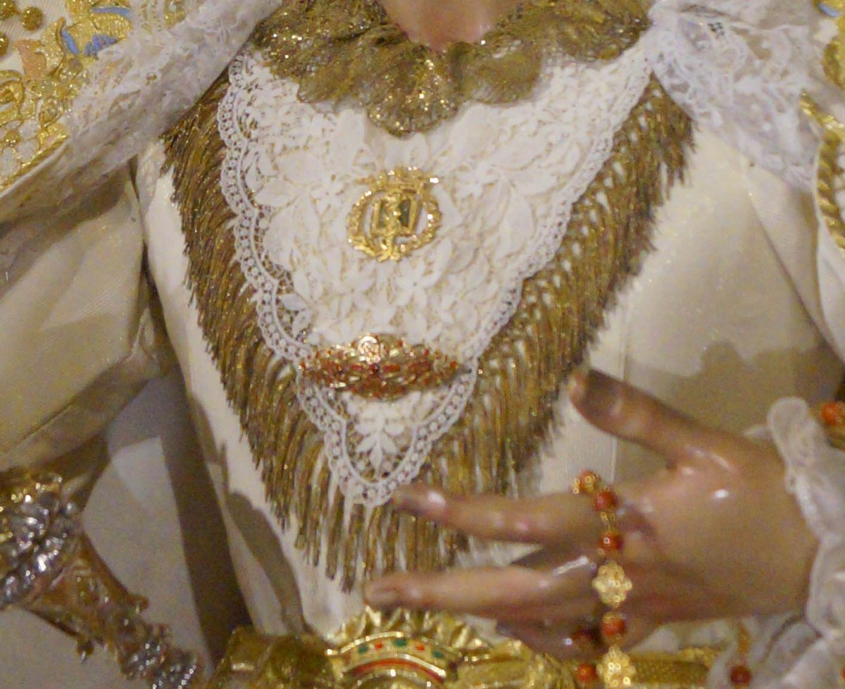 CAMBIO DE ATAVIO TRAS BAJAR DEL ALTAR MAYOR DE LA PARROQUIA TRAS EL CIERRE DE LA PARROQUIA