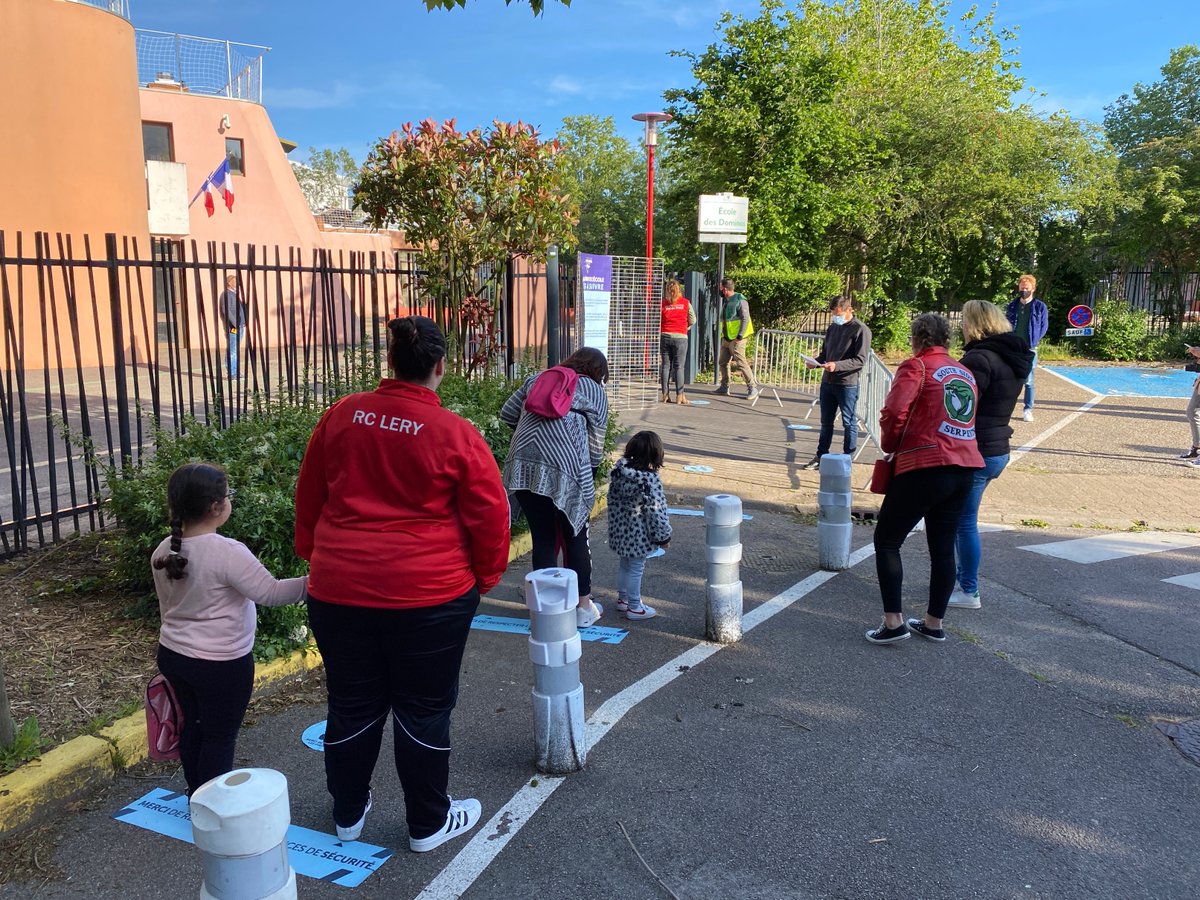 valdereuil_info's tweet photo. Retour à l'école sous haute protection pour 250 écoliers de @valdereuil_info. Visière pour chaque enfant, prise de température, classes réaménagées pour respecter les distances, déjeuner en classe, récréations en décalé... Tout a été mis en œuvre pour garantir leur sécurité ! https://t.co/T214v9hJEi