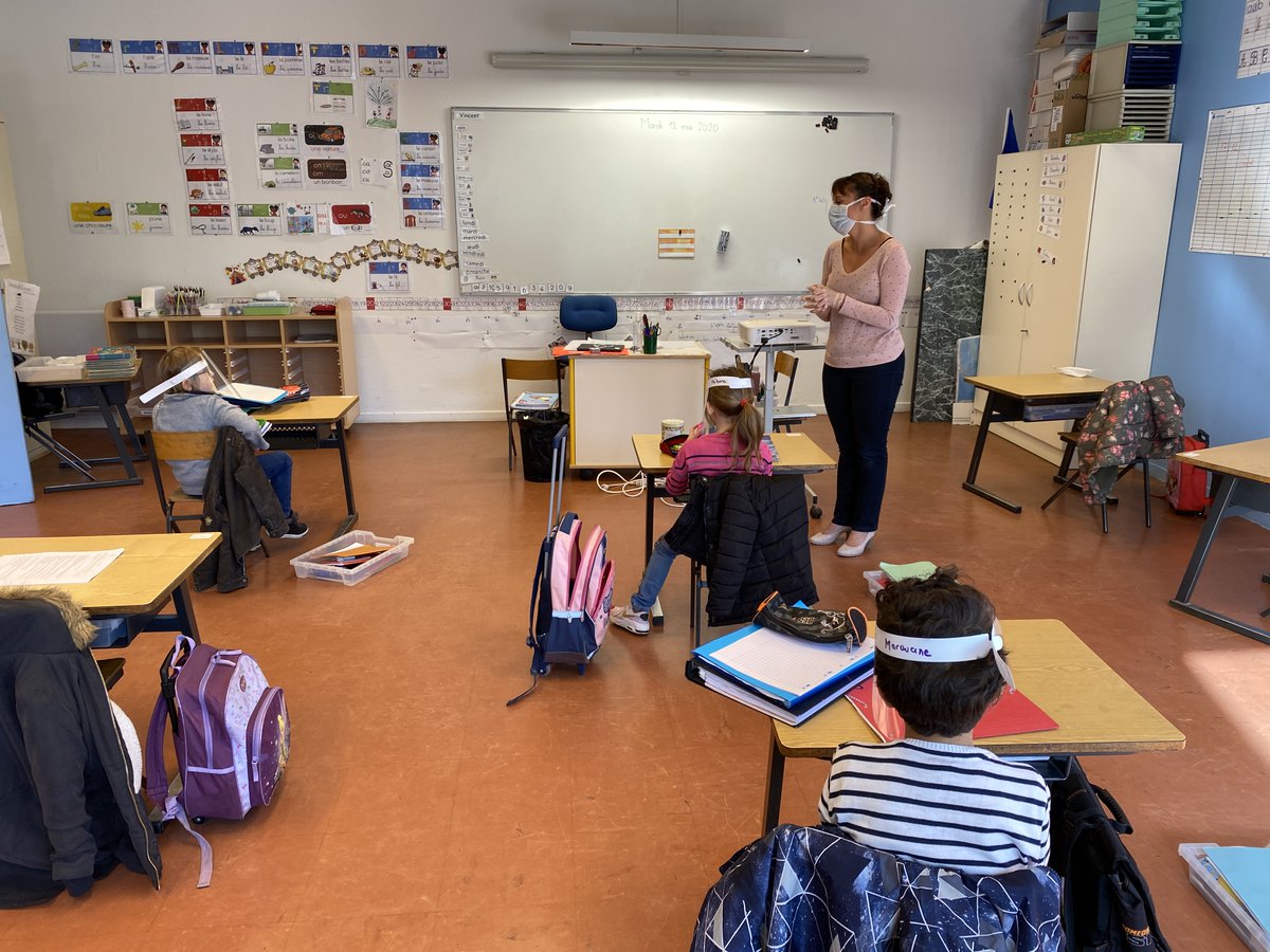 valdereuil_info's tweet photo. Retour à l'école sous haute protection pour 250 écoliers de @valdereuil_info. Visière pour chaque enfant, prise de température, classes réaménagées pour respecter les distances, déjeuner en classe, récréations en décalé... Tout a été mis en œuvre pour garantir leur sécurité ! https://t.co/T214v9hJEi