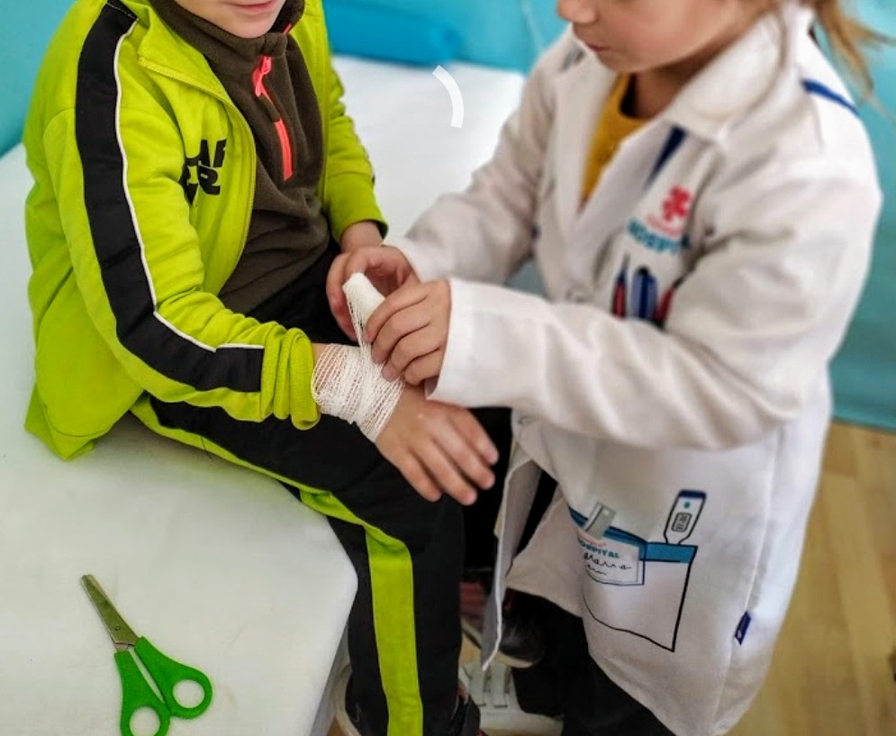 EeiHazim's tweet photo. En este #DíaInternacionalDeLaEnfermería no podemos estar más orgullosos de haber llevado a cabo este curso nuestro Proyecto 👩🏼‍⚕️"¿QUIÉN NOS CUIDA?" dentro del hilo transversal  SUPERHÉROES SIN CAPA:Sanitarios, Científicos, Cuerpos de Seguridad...🦸🏼‍♂️ ¡GRACIAS!. https://t.co/J0DPAzpZjQ