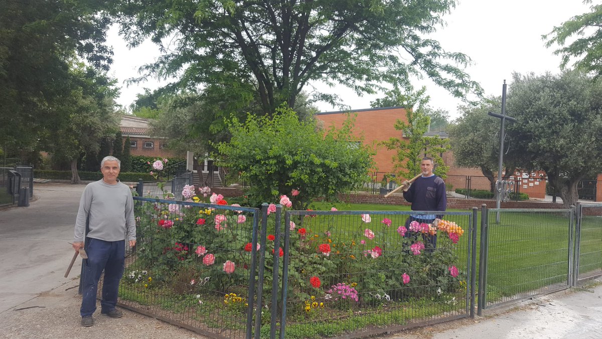 ColegioAmoros's tweet photo. Durante el tiempo de confinamiento nuestro colegio ha permanecido cerrado, no obstante el  personal de #MantenimientoAmorós ha continuado con mucho esfuerzo, dedicación y constancia.
 ¡GRACIAS POR VUESTRO TRABAJO DIARIO! https://t.co/UFwu0nd8Yi