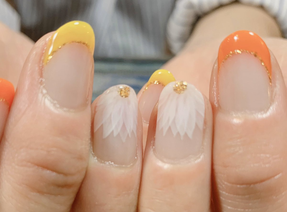 エムズネイル 初夏ネイル 元気の出るビタミンカラーでフレンチネイル 1本づつ白花フレンチをアクセントに O O Chi
