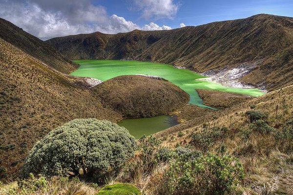 LoBuenoDeCol's tweet photo. Volcán Azufral, destino exótico en el departamento de Nariño. 

Foto de @RViajeros https://t.co/B1KvUQjki7