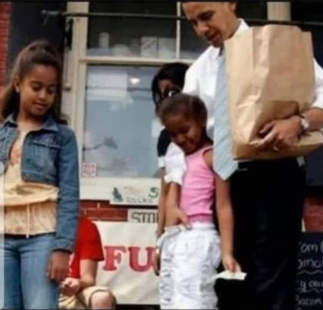 PragmaticMaemae's tweet photo. Trolls will falsely claim that this picture is photoshopped, but it’s not. 

#ObamaGate
#Obamagate
#PedoObama https://t.co/LJMmxCruDx
