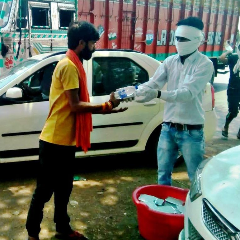 RivigoFdn's tweet photo. Meal and safety kits distributed to over 5000 truck pilots at Lalitpur Toll Plaza, NH, Jhansi. Rivigo foundation in association with Srijan is ensuring that our heroes on the highway can safely continue their service to the nation.  

#KeepIndiaMoving #MakingLogisticsHuman https://t.co/WfQISefjDN