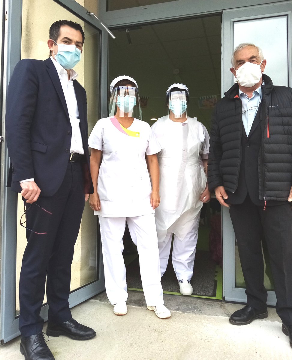 claude_riboulet's tweet photo. Ce midi, au collège de La Combraille pr saluer les agents de @Allierdpt qui assuraient la restauration des élèves de #ecole. Avec C. Chito, avons remis a Mme la principale 2 masques tissu pr chacun des collégiens offerts par le #Département #DeconfinementJour2 https://t.co/zCZW7PCvQ9