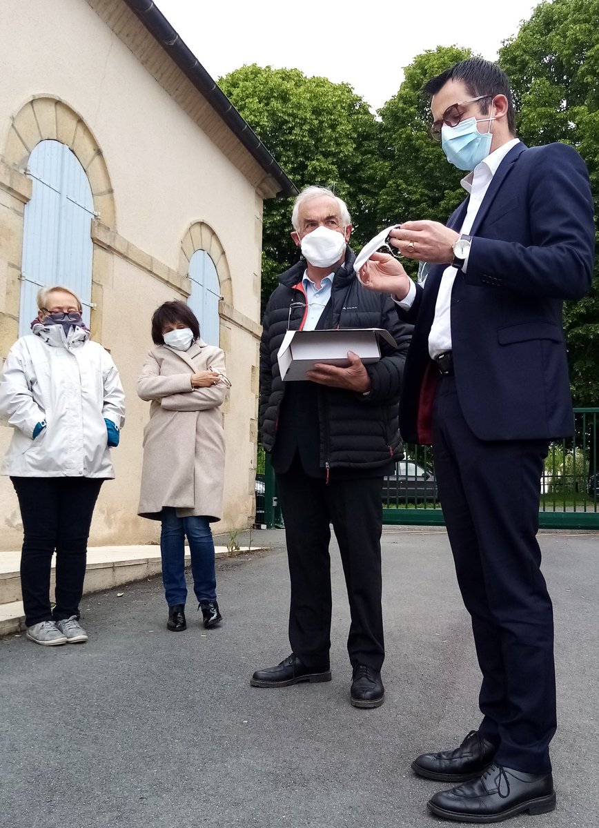 claude_riboulet's tweet photo. Ce midi, au collège de La Combraille pr saluer les agents de @Allierdpt qui assuraient la restauration des élèves de #ecole. Avec C. Chito, avons remis a Mme la principale 2 masques tissu pr chacun des collégiens offerts par le #Département #DeconfinementJour2 https://t.co/zCZW7PCvQ9