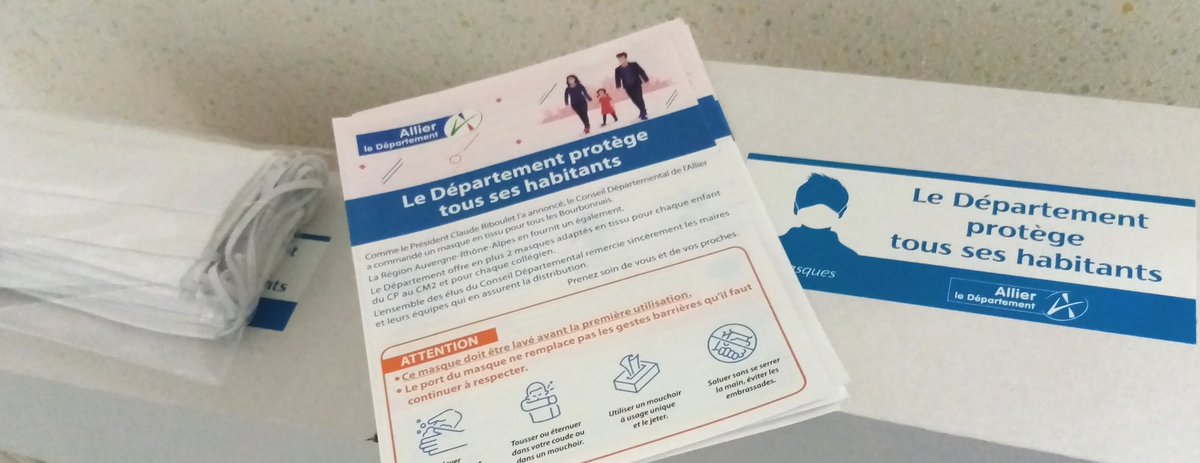 claude_riboulet's tweet photo. Ce midi, au collège de La Combraille pr saluer les agents de @Allierdpt qui assuraient la restauration des élèves de #ecole. Avec C. Chito, avons remis a Mme la principale 2 masques tissu pr chacun des collégiens offerts par le #Département #DeconfinementJour2 https://t.co/zCZW7PCvQ9