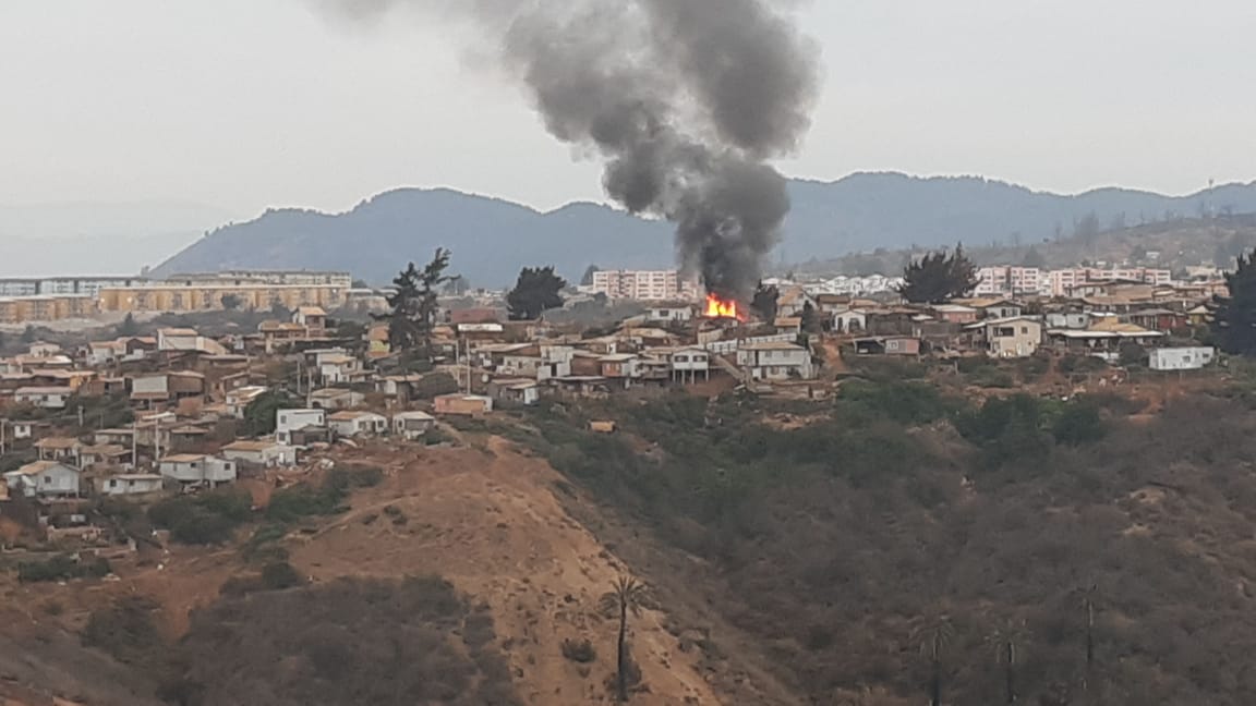 PCivil_informa's tweet photo. 1 vivienda completamente destruida ,1 vivienda con daño por radiación 4 personas damnificadas y 4 afectados deja incendio estructural en campamento Felipe Camiroaga en rápido actuar de @bomberosvina no permitió que está Emergencia se propagara hacía viviendas vecinas https://t.co/eQ7OmRj3mZ
