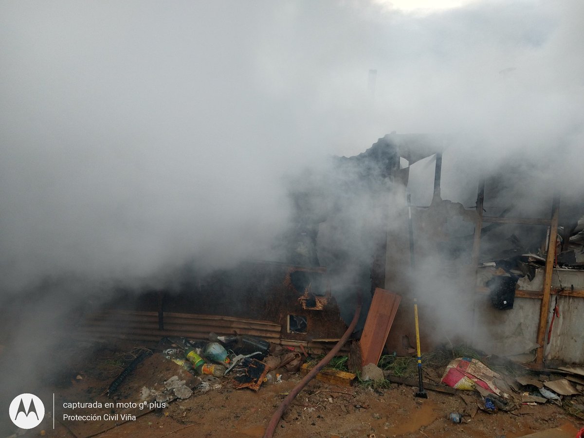 PCivil_informa's tweet photo. 1 vivienda completamente destruida ,1 vivienda con daño por radiación 4 personas damnificadas y 4 afectados deja incendio estructural en campamento Felipe Camiroaga en rápido actuar de @bomberosvina no permitió que está Emergencia se propagara hacía viviendas vecinas https://t.co/eQ7OmRj3mZ