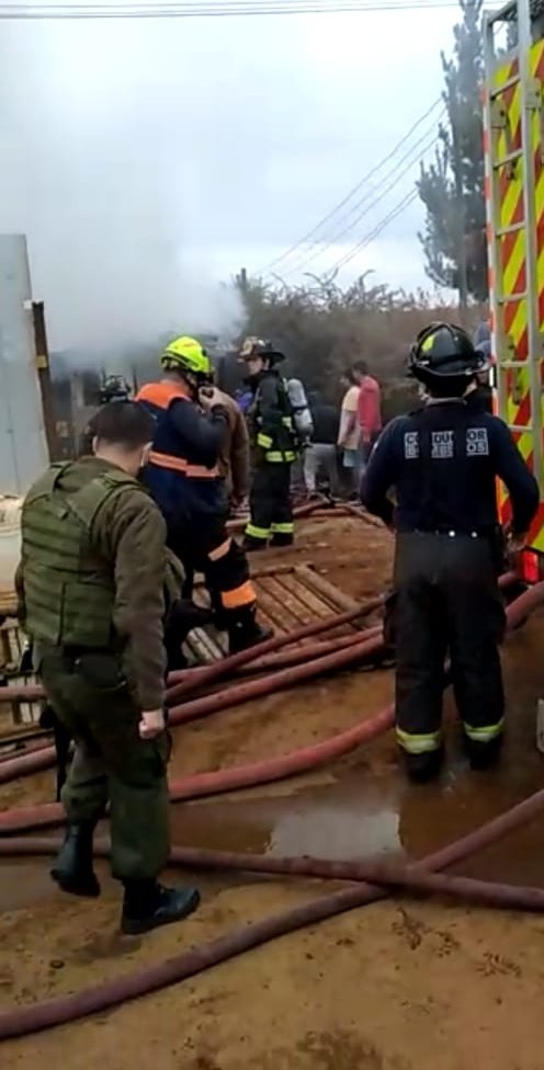PCivil_informa's tweet photo. 1 vivienda completamente destruida ,1 vivienda con daño por radiación 4 personas damnificadas y 4 afectados deja incendio estructural en campamento Felipe Camiroaga en rápido actuar de @bomberosvina no permitió que está Emergencia se propagara hacía viviendas vecinas https://t.co/eQ7OmRj3mZ