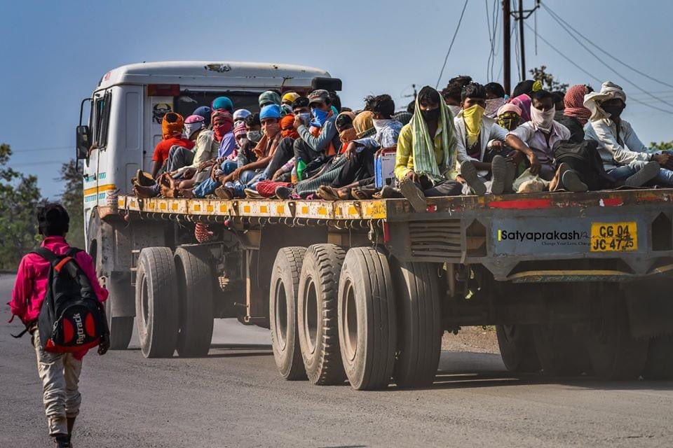 sureshsgupta's tweet photo. #मज़दूरों से #Private_bus, #ट्रक और #कार मालिक #मोठा #रक़म ले रहे है।
#तमिलनादु #उत्तरप्रदेश और #भारत के अलग #राज्यों में जाने के लिए २.५ से ३ #लाख बस का ले रहे है।
#महाराष्ट्र_सरकार अपने #एस_टी से इनके घर पहोचाए तो ये #काला_बाज़ारी रुक जाएगी। @OfficeofUT @CMOMaharashtra https://t.co/EIKSHRNwzb