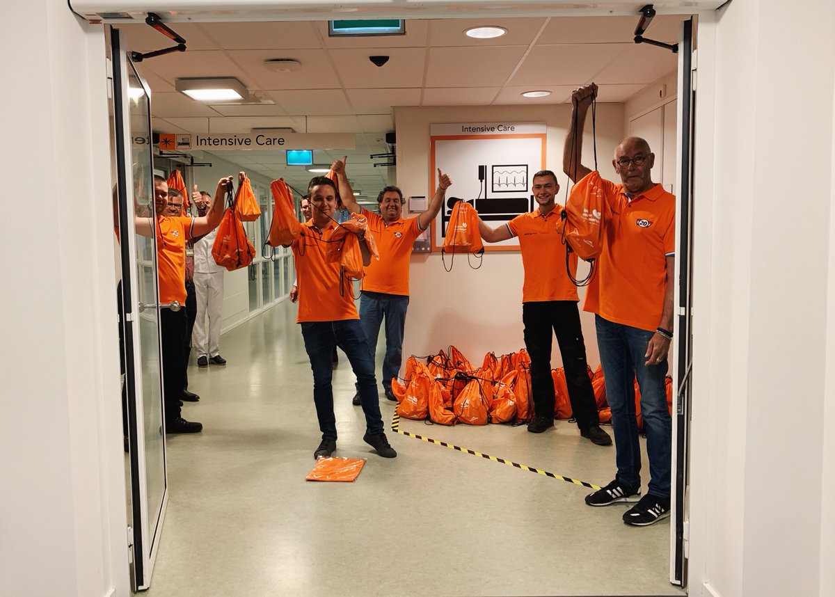 IJsselmonde_eo's tweet photo. Vakgarage en autobedrijf Paternoster heeft vandaag 100 medewerkers van de Intensive care van het Maasstad Ziekenhuis goodiebags aangeboden.

Bill Paternoster: "Wij willen wat terugdoen voor al deze mensen door deze goodiebag met allerlei leuke dingetjes er in aan te bieden." https://t.co/mvwZppq5Eg