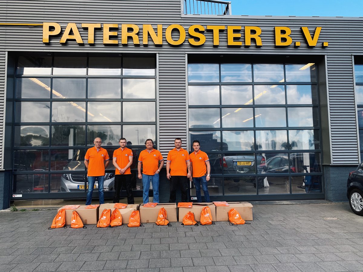 IJsselmonde_eo's tweet photo. Vakgarage en autobedrijf Paternoster heeft vandaag 100 medewerkers van de Intensive care van het Maasstad Ziekenhuis goodiebags aangeboden.

Bill Paternoster: "Wij willen wat terugdoen voor al deze mensen door deze goodiebag met allerlei leuke dingetjes er in aan te bieden." https://t.co/mvwZppq5Eg
