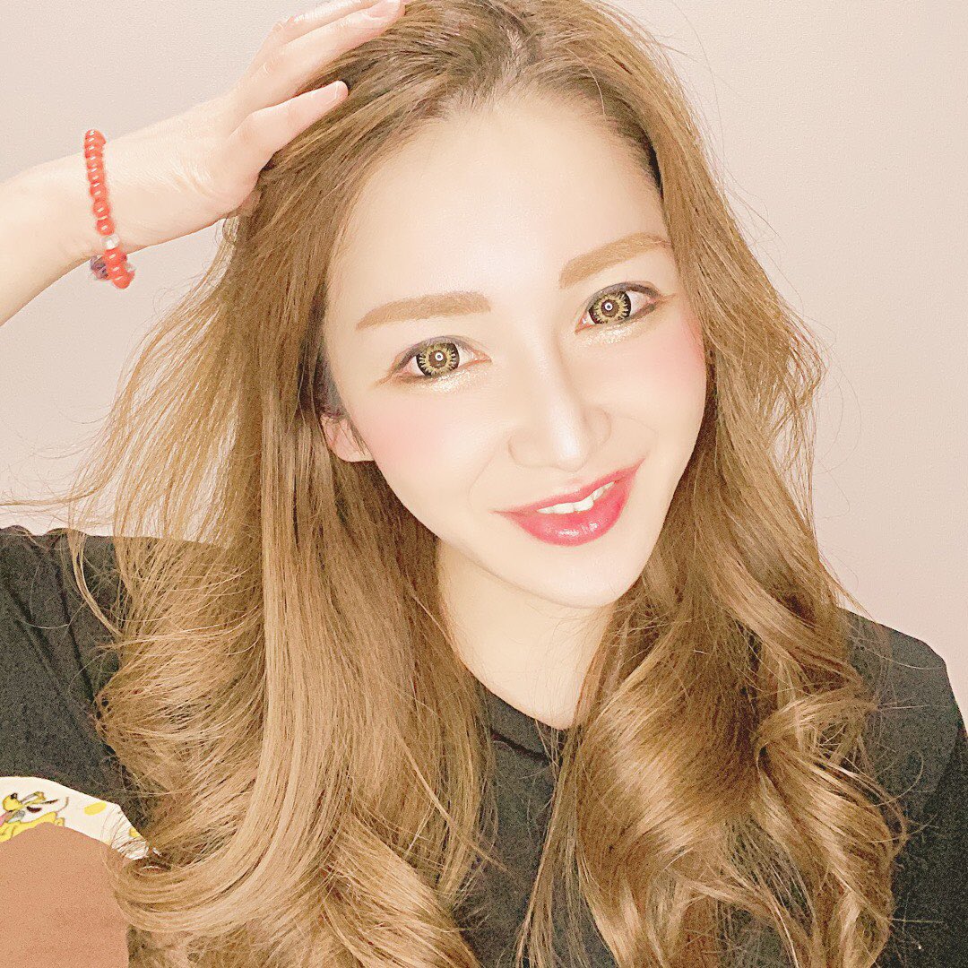 oncabazukan's tweet photo. 今回のキャストは
キャバLiveハウスの
@Caba_Live_House
「りん」さん♪
@RinCLHouse

妖艶な雰囲気💗
クールな印象のりんさん💛
初対面の人とともすぐ打ち解ける
そんなギャップに病みつきｗ
りんさんの意外な一面がみれるかも💕

#オンキャバ図鑑 #zoomキャバクラ #オンキャバ #オンラインキャバクラ https://t.co/1zBKFslE82