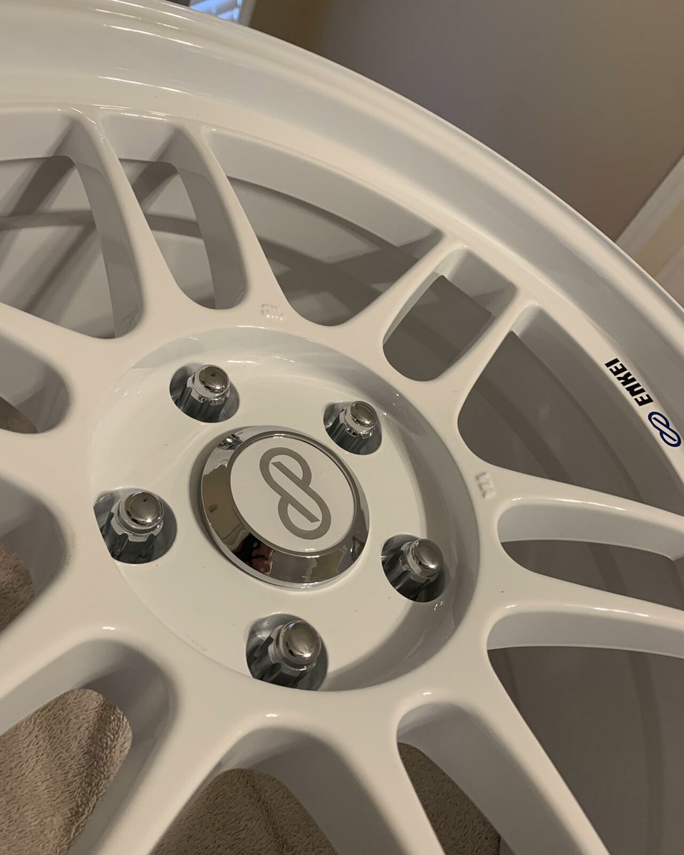 FlatOutGraphics's tweet image. One of our previous customer's had an awesome way to tie the chrome and white details together with these custom caps!
