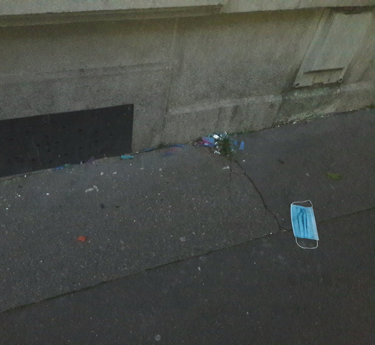 Treizapied's tweet photo. Espéré. Réclamé. Abandonné. #masques #Deconfinement #destin #paris13 https://t.co/vTRbJjUXAn