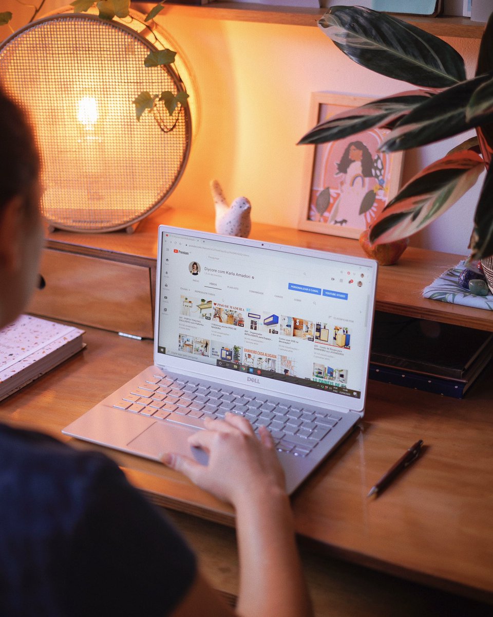 diycore's tweet image. Decoração nova pro quarto, Notebook novo pra mim 🥰 Tô aqui com o meu Inspiron 13 7000 da @DellnoBrasil , com um design todo lindo, que combina com qualquer home office! #IntelBrasil #publi