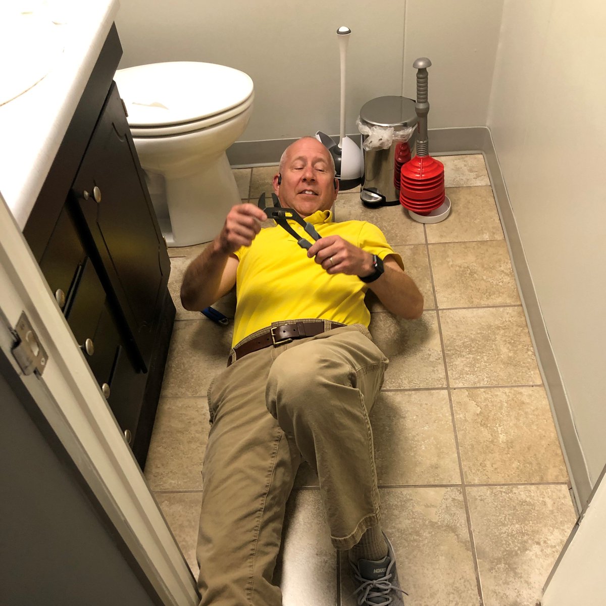 MarySGwyn's tweet photo. President, Tom Gwyn, will do anything for the team! Need some captions for this one! #maintenancerocks #servantleader #teamworkmakesthedreamwork #Surroundedbygreatness #dynamicmanagement #multifamily #apartmentmanagement https://t.co/2BV9YRY5RR