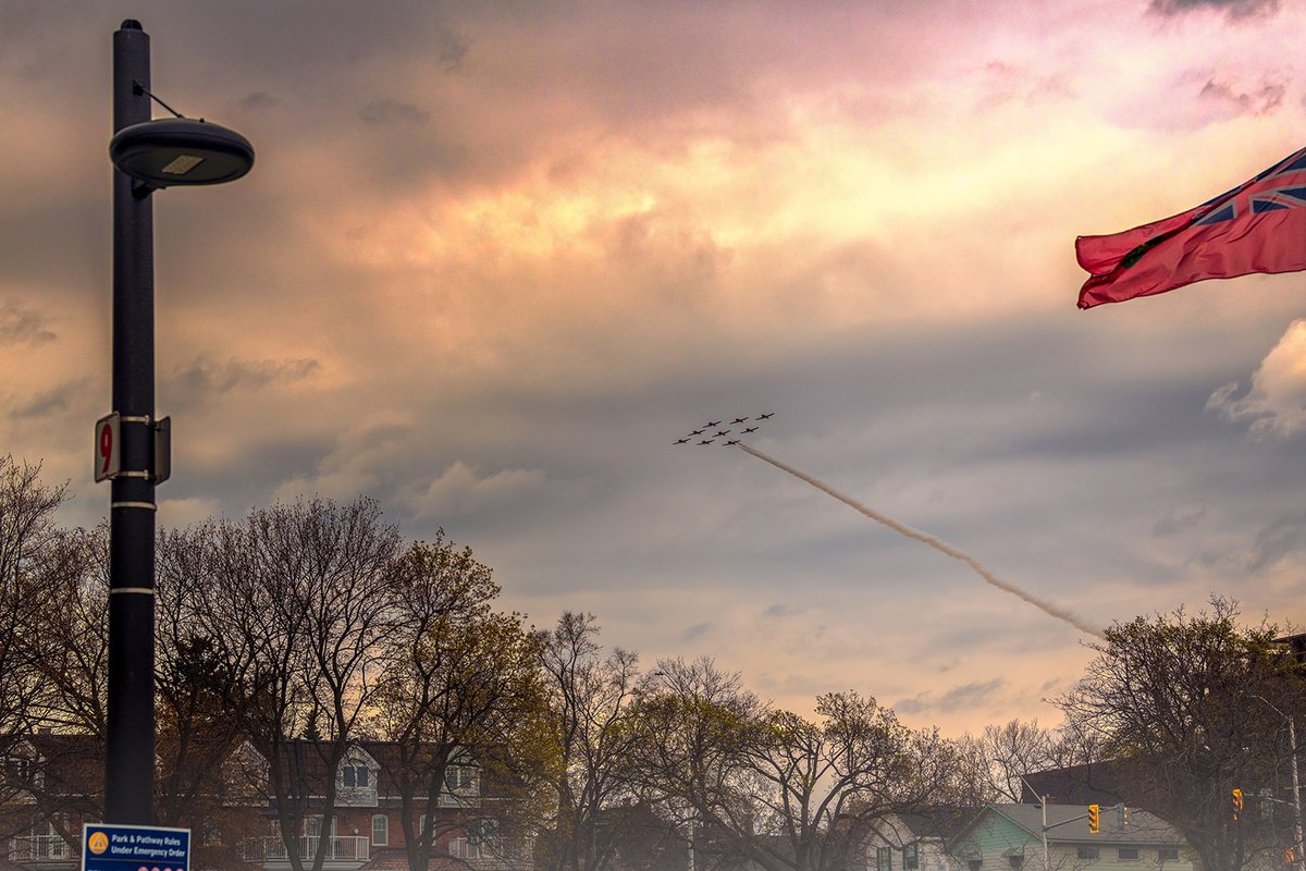 CriticalPathLtd's tweet image. One of our awesome Critical Path team members caught the CF Snowbirds on camera out in Burlington....

The shot with the Canadian flag got us a little choked up 🇨🇦

#Mississauga #Toronto #Courier #Couriers #Shipping #Logistics #SupplyChain #Transportation #Transport #3PL #4PL