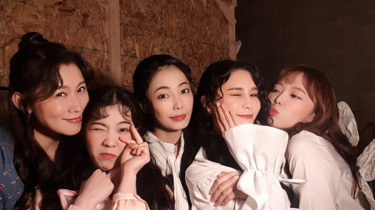 smile_misochoi's tweet photo. 작은아씨들

소원중에 둘을 이뤘어요-

연극이 넘 하고 싶었고-
이렇게 언니들이랑 눈보고 연기를 하고 싶었어요 (심지어 자매라니 야호!)

작고 협소한 공간에서 예쁘고 따뜻한 우리가족 얘기 들어주셔서 감사합니다♡

첫공하고 세미막하고 막공남은
아쉬움가득담아 💐  Beth https://t.co/PLAO2E5lg0