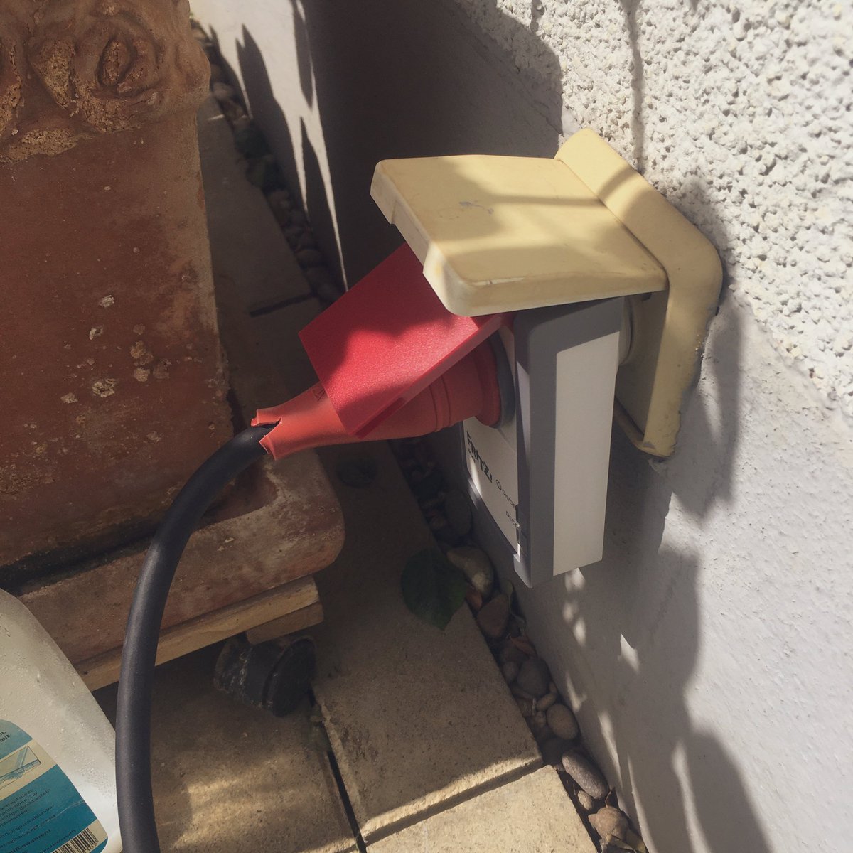 balkonsolar's tweet photo. Gemessen wird mit einem #avmfritz dect 210 und das ganze geht ganz regelwidrig in eine Schukosteckdose.
#balkonsolar #mikropv #maker #solarmaker #solarenergy https://t.co/V8zylH7A7V