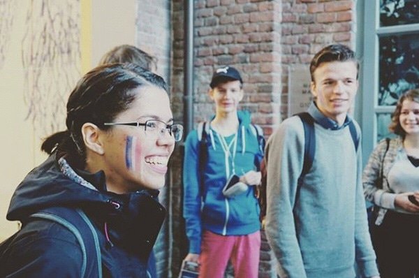 palavravivafr's tweet photo. "Pour qu'éclate un million de couleurs, Viens en nous Ô Saint-Esprit !" #EEPV #palavraviva #jeunesse #france #soissons #quimper #école #paris #ootd #jeune #photoftheday #photography #motivation #catholic #eglise #catholicchurch #catholique #ecoledelavie #evangelisation #ecole https://t.co/UeOADaYncN
