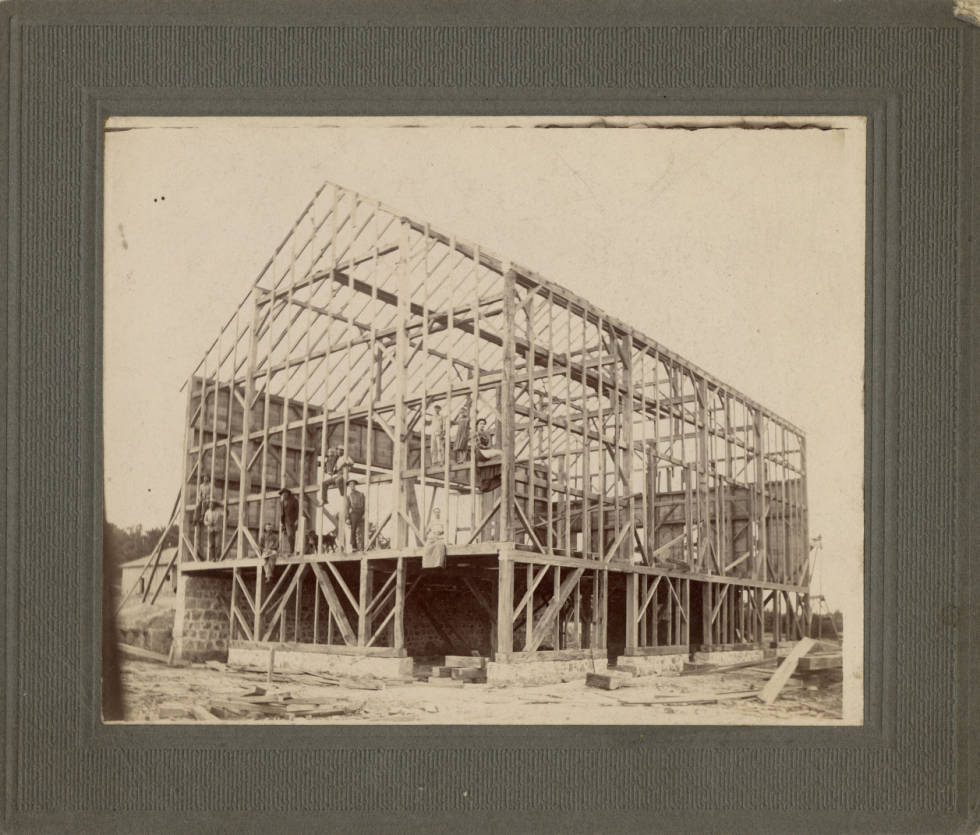 state_library's tweet photo. The Stickel family was very proud of their new barn, under construction in this circa 1900 photo. Can you spot the dog? From the Dorothy Vesper Cook Collection. https://t.co/h0NVv5x3PS #barn #dog #digitalcollections #indianastatelibrary https://t.co/69OpPzebeG