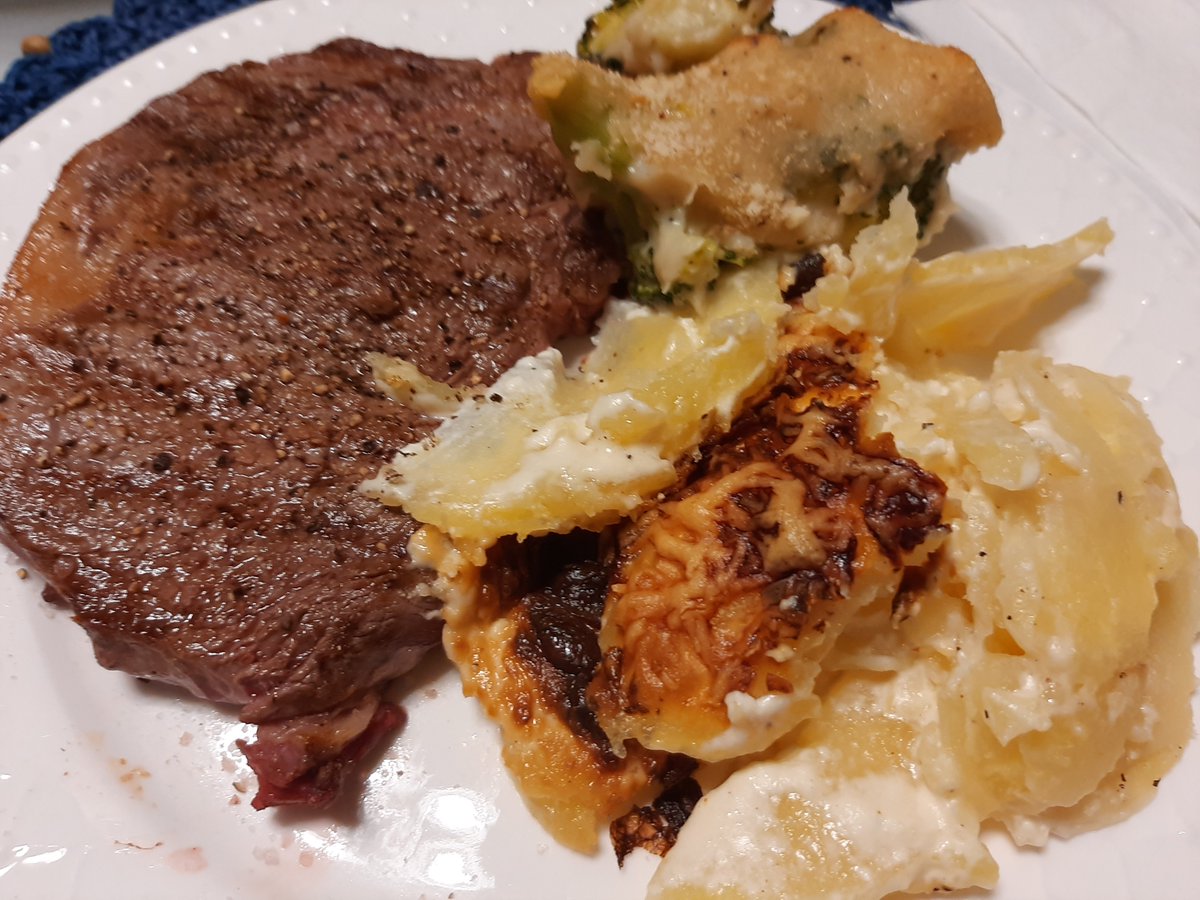 smokeyolivewood's tweet photo. We have had some steak with potato gatin last nigth. The steak was BBQ on Olive Wood the gratin and broccoli out of the oven.
#SmokeyOliveWood #Blackcat_bbq #BBQ_land #Dellmannsbbq #dave_duncan #summerfeeling #grillmeat #firemeat #summer#foodporn #bbqbbqlovers #foodlover https://t.co/rHrmRnmx2o