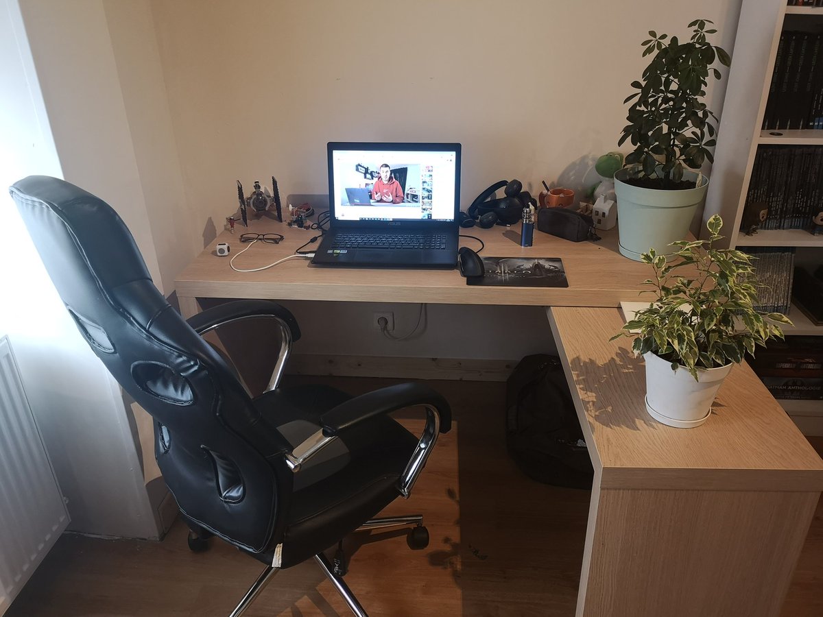 solidus_snk's tweet photo. Ça va, il y a pire 🤔
mon bureau étant celui avec les Lego SW bien entendu, l'autre etant celui de ma compagne ^^ #SETUPconfinement https://t.co/vf0dsEOG3R