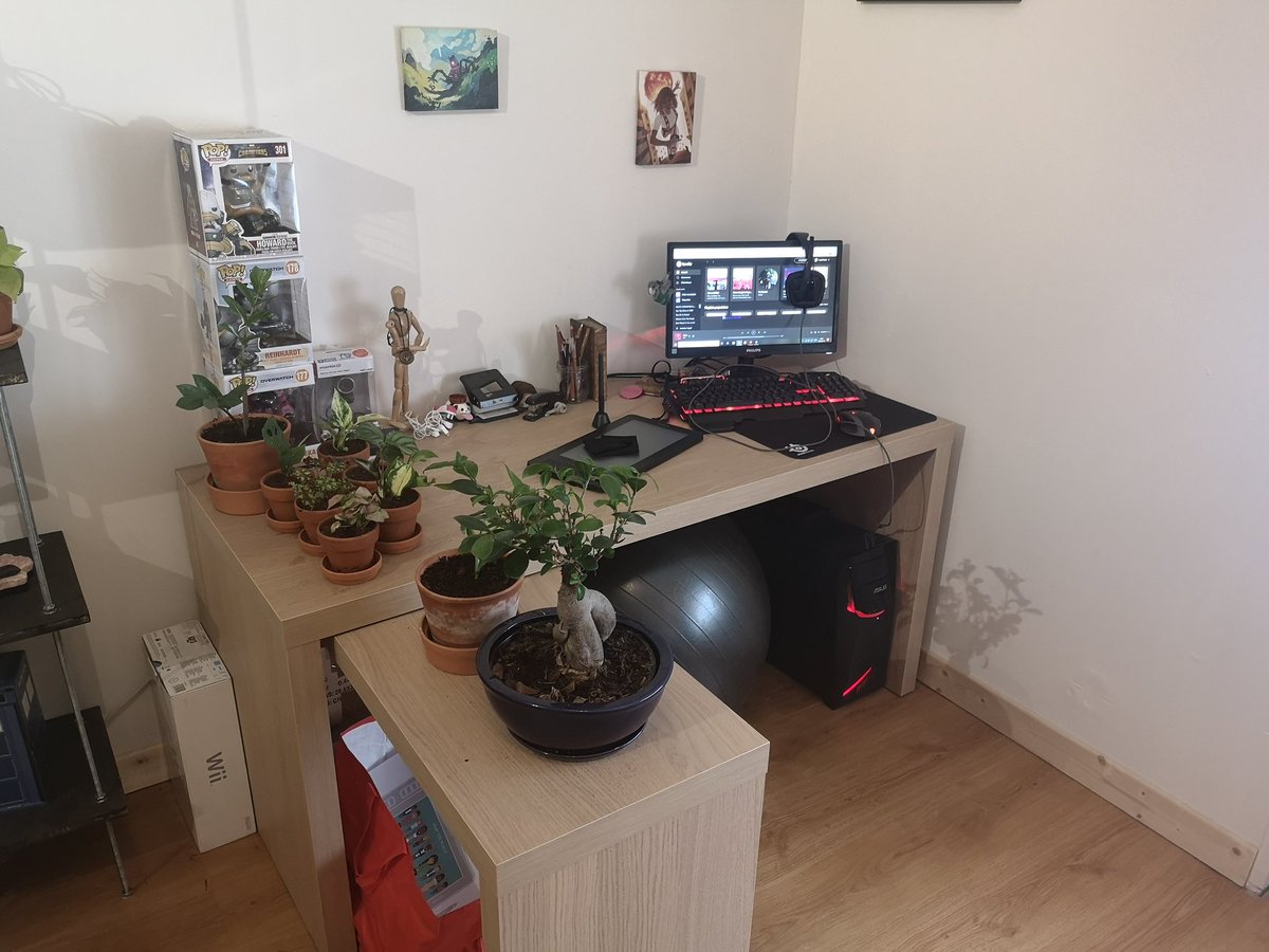 solidus_snk's tweet photo. Ça va, il y a pire 🤔
mon bureau étant celui avec les Lego SW bien entendu, l'autre etant celui de ma compagne ^^ #SETUPconfinement https://t.co/vf0dsEOG3R