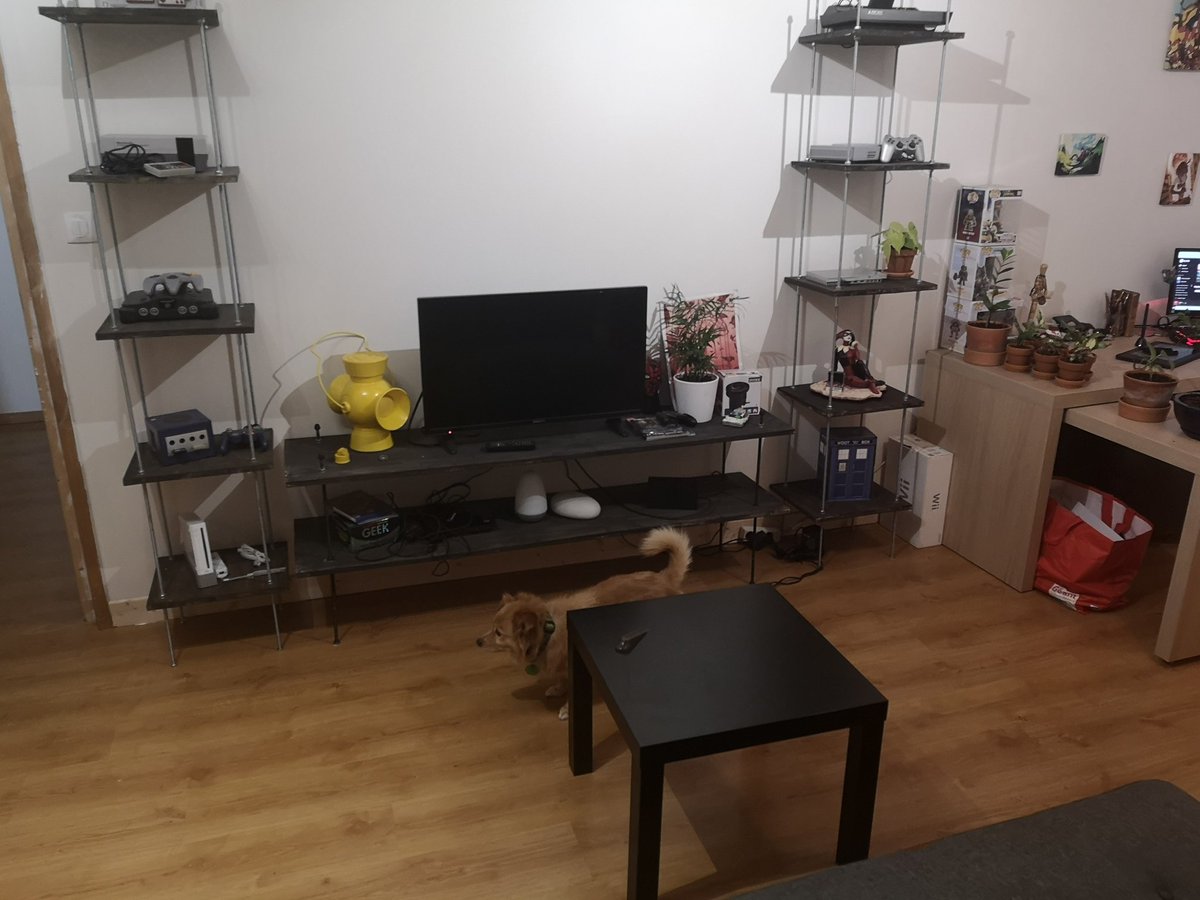 solidus_snk's tweet photo. Ça va, il y a pire 🤔
mon bureau étant celui avec les Lego SW bien entendu, l'autre etant celui de ma compagne ^^ #SETUPconfinement https://t.co/vf0dsEOG3R