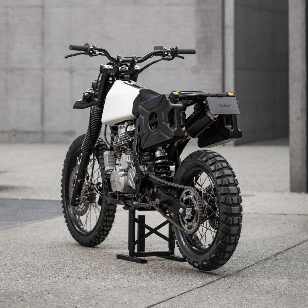 HYPEBEAST's tweet photo. Vagabund Moto has unveiled its 3D printed V13 off-road beast based off the Honda NX650 “Dominator”.
Photo: Vagabund Moto https://t.co/SJuhlLUt4J