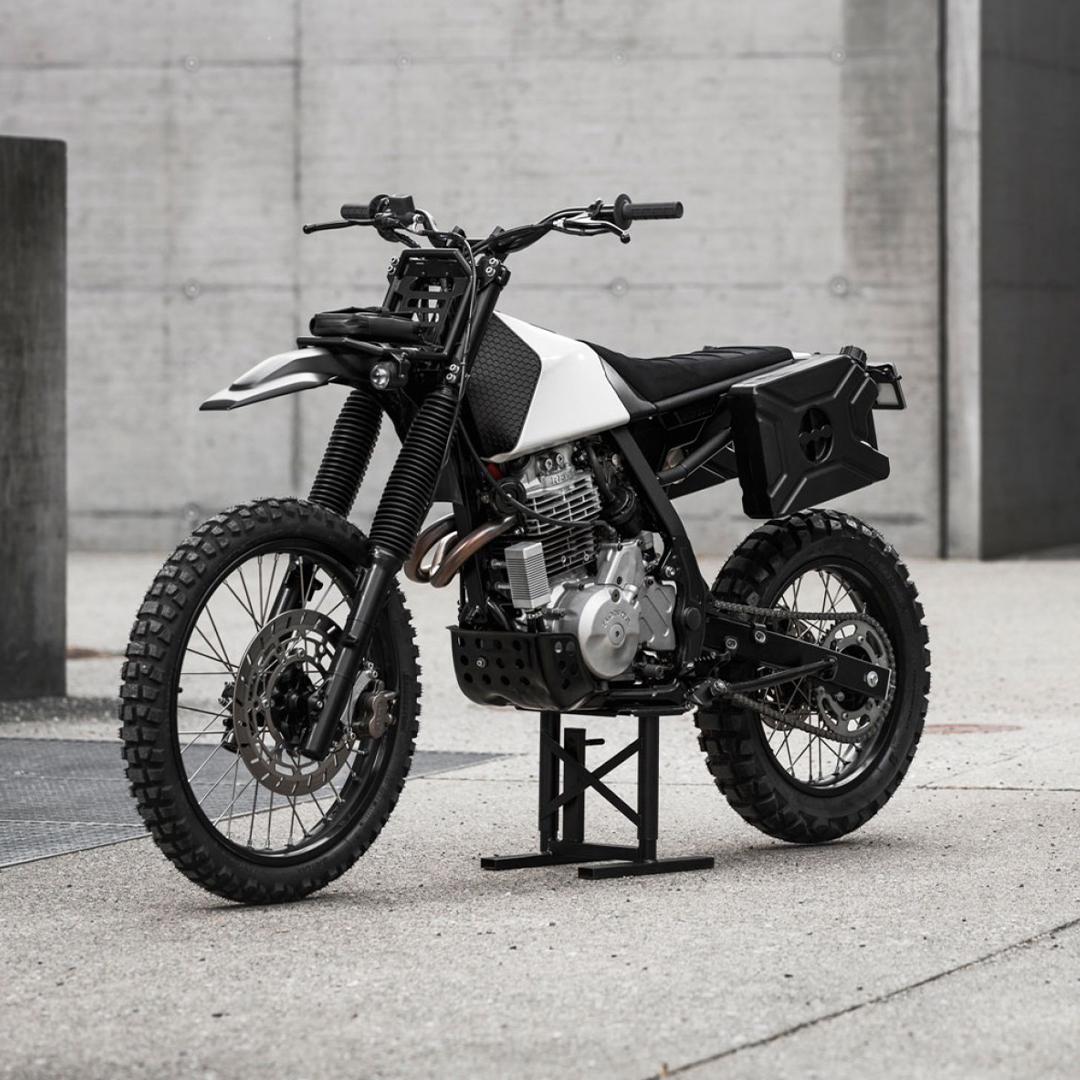HYPEBEAST's tweet photo. Vagabund Moto has unveiled its 3D printed V13 off-road beast based off the Honda NX650 “Dominator”.
Photo: Vagabund Moto https://t.co/SJuhlLUt4J