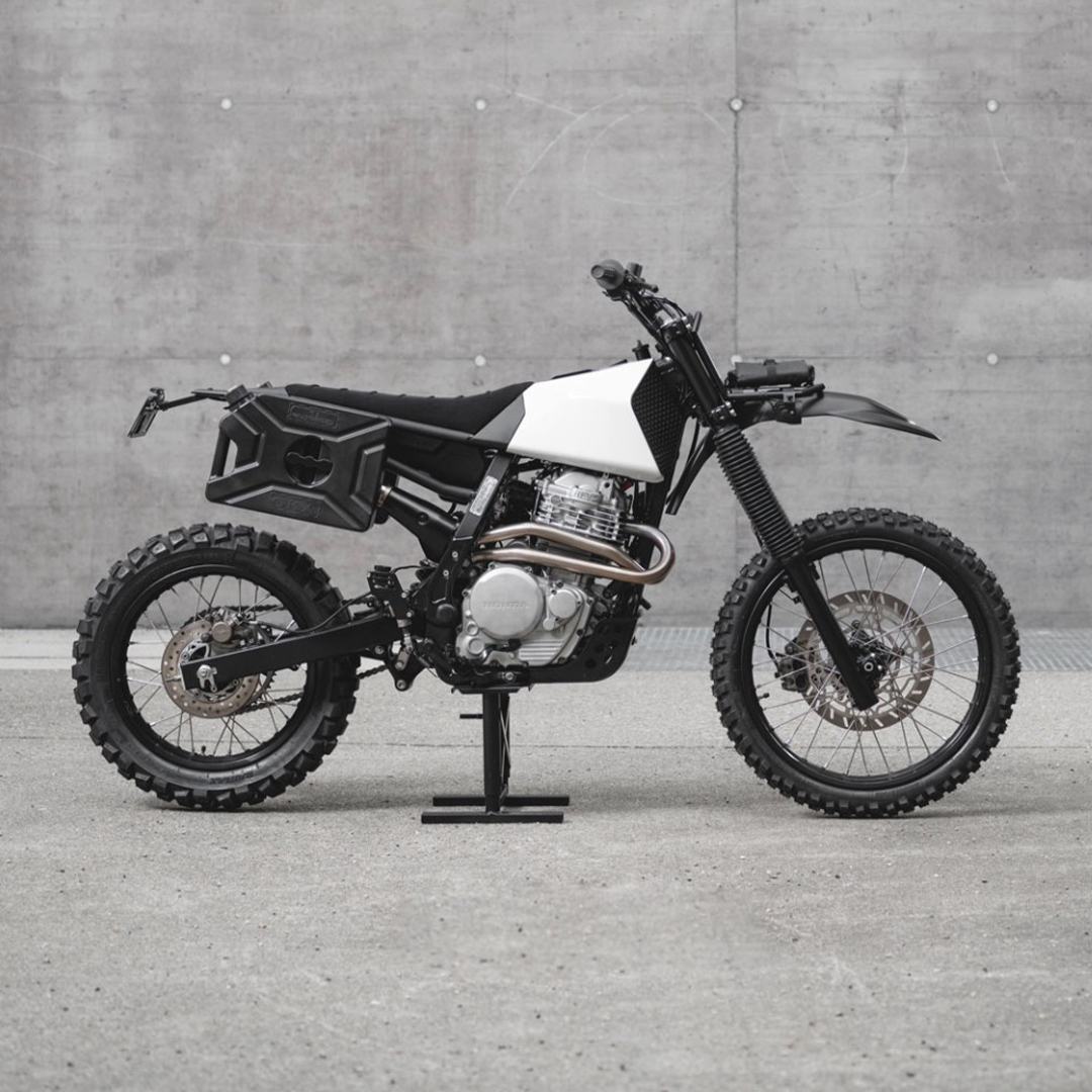 HYPEBEAST's tweet photo. Vagabund Moto has unveiled its 3D printed V13 off-road beast based off the Honda NX650 “Dominator”.
Photo: Vagabund Moto https://t.co/SJuhlLUt4J