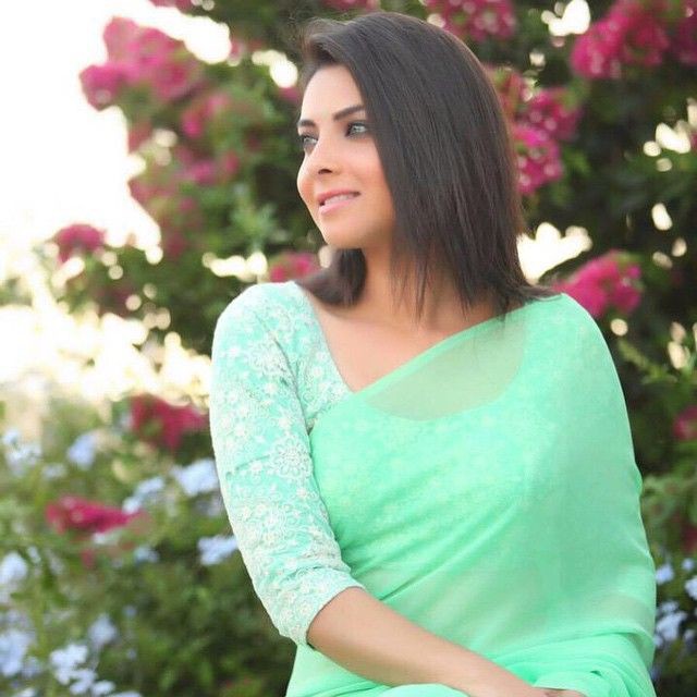 BeingAayushJain's tweet photo. #6DaysToGoHBDSonalee 🎂🎉🎈
@meSonalee Love You Mam ❤💕😘🤗
#Sona #Sonalee #SonaleeKulkarni #MarathiActress #MarathiCelebs #मराठीमुलगी #Apsara #MyDreamGirl #Beautiful #Dhurala #Hirkani #VickyVelingkar #TiAniTi #Hampi #Nashik #Nasik https://t.co/rCG3nhJWZS