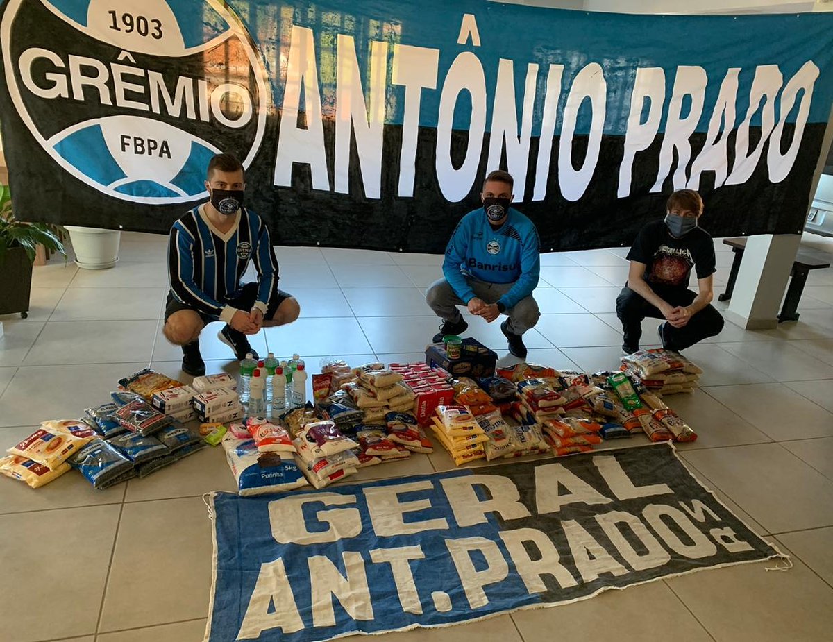 geralp10oficial's tweet photo. Um dos núcleos da torcida, a Geral Antônio Prado, juntamente ao Consulado do Grêmio no município, arrecadou alimentos e materiais de higiene, que serão entregues às famílias mais carentes.

#GeraldoGrêmio https://t.co/i3xl8SFKQY