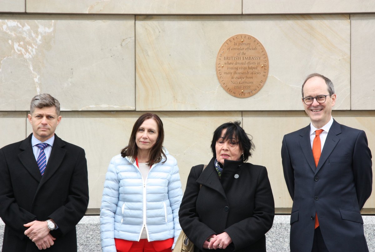 SebWoodFCDO's tweet photo. Heute weihen wir die Gedenktafel des @TheAJR_ am Botschaftsgebäude ein, die an mutige Botschaftsmitarbeiter wie #FrankFoley erinnert, deren Einsatz Tausende von Leben rettete. In Krisenzeiten – damals wie heute - zählen Mut und Menschlichkeit umso mehr. #NeverAgain #NieWieder https://t.co/CmhcCNetTH