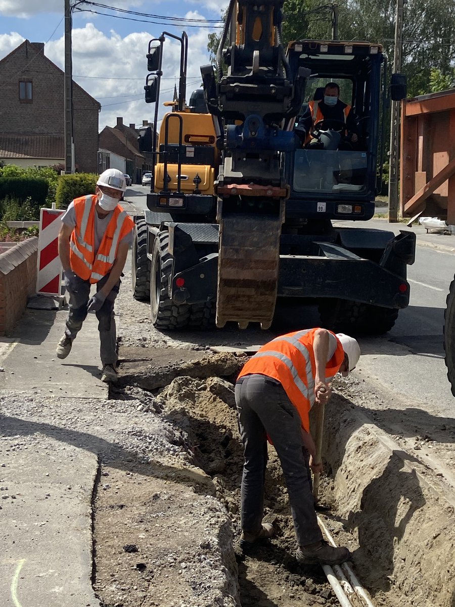 EnergieFlandre's tweet photo. En direct Chantier d’effacement et enfouissement des réseaux à #Bollezeele - reprise des chantiers sur les réseaux en #Flandre dans le respect des gestes barrières et des préconisations sanitaires https://t.co/zUillyiTNO