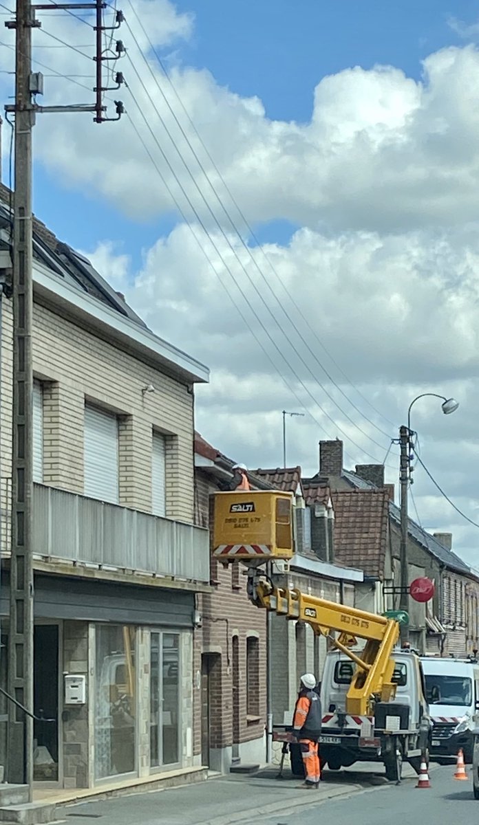 EnergieFlandre's tweet photo. En direct Chantier d’effacement et enfouissement des réseaux à #Bollezeele - reprise des chantiers sur les réseaux en #Flandre dans le respect des gestes barrières et des préconisations sanitaires https://t.co/zUillyiTNO