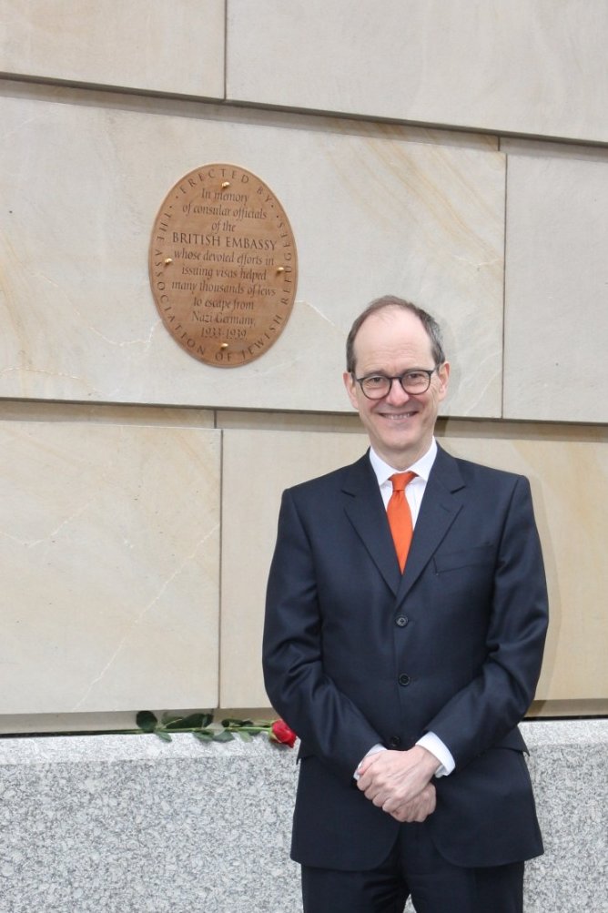 SebWoodFCDO's tweet photo. Heute weihen wir die Gedenktafel des @TheAJR_ am Botschaftsgebäude ein, die an mutige Botschaftsmitarbeiter wie #FrankFoley erinnert, deren Einsatz Tausende von Leben rettete. In Krisenzeiten – damals wie heute - zählen Mut und Menschlichkeit umso mehr. #NeverAgain #NieWieder https://t.co/CmhcCNetTH
