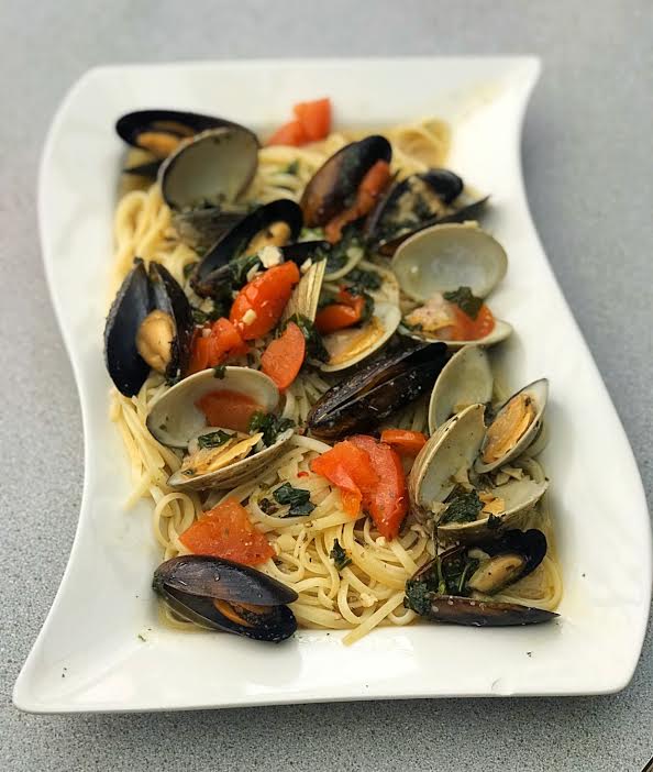 PizzaCastleCT's tweet photo. #MenuSpotlight: Mussels &amp; Clams: The finest mussels and clams sauteed in olive oil, garlic, and stewed tomatoes. 
TAKE-OUT &amp; DELIVERY at #PizzaCastle. Full Menu: https://t.co/2YtmDrz0RK https://t.co/J2dnaSPmiw