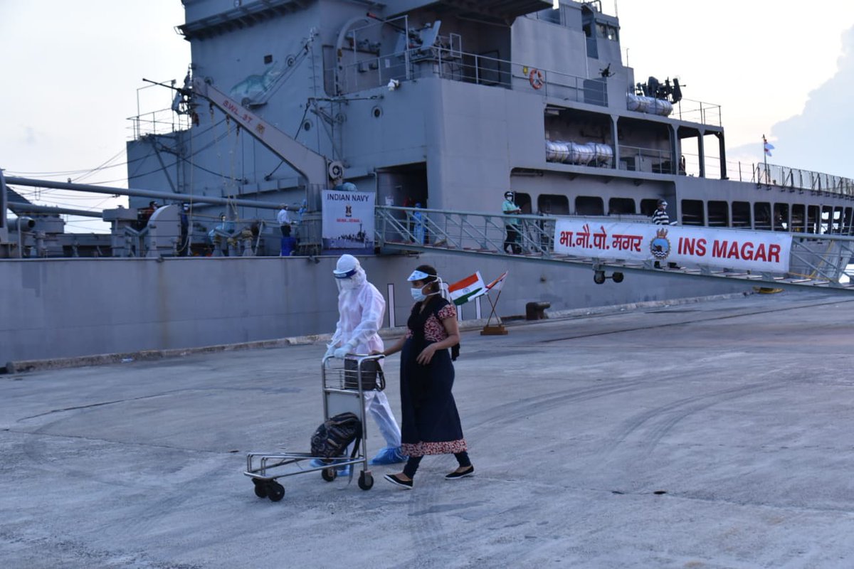 DefencePROkochi's tweet photo. #VandeBharat #OpSamudraSetu #bringhomeexpats
Even as its homecoming for the Indians returning onboard #INSMagar, its work as usual for the crew as they help the passengers with baggages till the last man standing.
@SpokespersonMoD @DefenceMinIndia @indiannavy @CMOKerala https://t.co/eQacMWxnfV