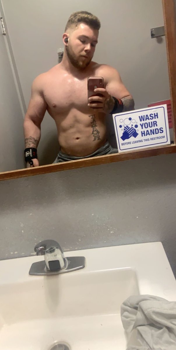 pjackson_1818's tweet photo. Should I shred down yet or put on another 25lbs of size and mass🤔🤔🤔 decisions decisions https://t.co/YgAn3bCr7y