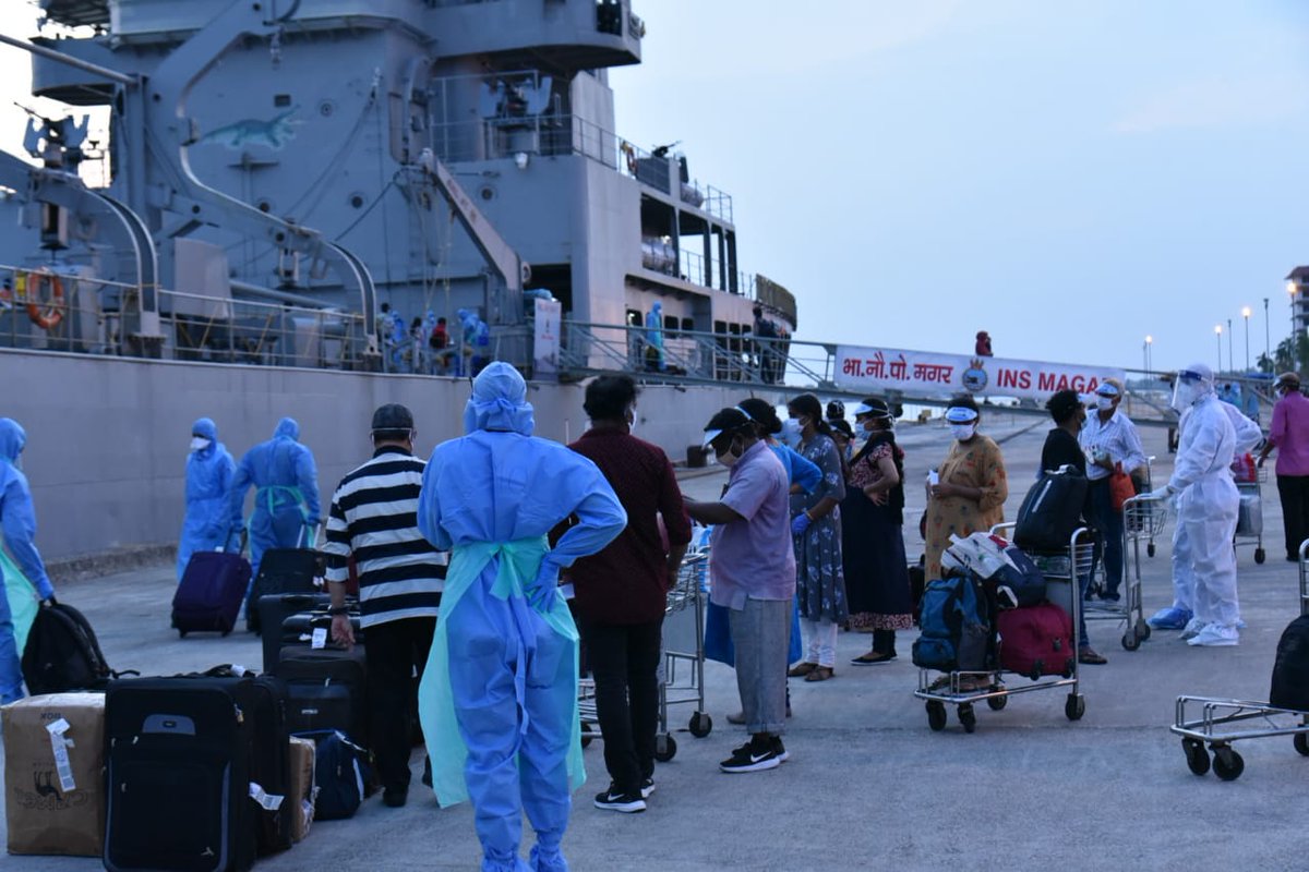 DefencePROkochi's tweet photo. #VandeBharat #OpSamudraSetu #bringhomeexpats
Even as its homecoming for the Indians returning onboard #INSMagar, its work as usual for the crew as they help the passengers with baggages till the last man standing.
@SpokespersonMoD @DefenceMinIndia @indiannavy @CMOKerala https://t.co/eQacMWxnfV