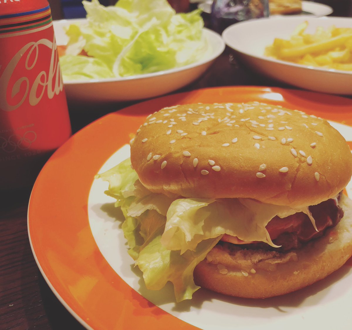 Lia Na Twitteru 今夜はお家で手作りハンバーガー 自分で好きなものを挟んで 楽しくヘルシーでした 大好きなコーラと一緒に 毎日家でご飯だとネタも切れてきたから ちょっと変わった事を ハンバーガー 夕飯 毎日料理